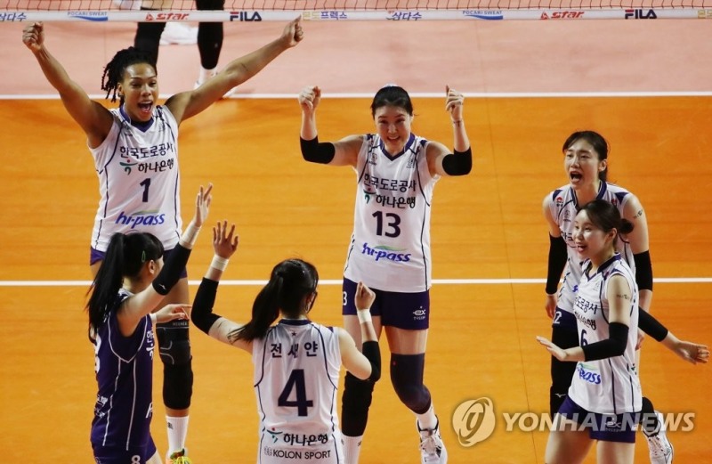 (인천=연합뉴스) 31일 인천 삼산월드체육관에서 열린 여자프로배구 챔피언결정전 2차전 흥국생명 핑크스파이더스와 한국도로공사 하이패스 배구단의 경기. 1세트 한국도로공사 선수들이 득점에 성공한 뒤 기뻐하고 있다.