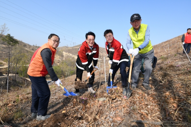 ‘SK 울산 행복의 숲’ 현판 제막식 참석자들이 산벚나무를 심고 있다. (왼쪽부터 유재영 SK이노베이션 울산CLX 총괄 부사장, 이순걸 울주군수, 서정욱 울산광역시 행정부시장 등)