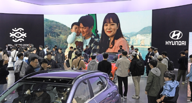 2030년 세계박람회 개최지 선정을 주관하는 국제박람회기구(이하 BIE) 실사단의 방한기간에 국내외 부산 유치 열기를 결집하기 위해 현대차그룹과 부산 시민이 함께 만든 부산세계박람회 유치 홍보 영상『부산 시민들이 초대합니다(Busan citizens invite you all)』편(총 17편)이 게시 6일 만인 지난 1일 1,800만 뷰를 돌파했다. 총 조회수 1,800만회 중 해외 조회수는 1,120만회로 해외 비중에 무려 62%에 달해 과반을 넘어섰으며, 영상에 ‘좋아요’를 누른 개수는 무려 1만500여 개, 댓글은 1,800여 개가 달렸다. 사진은 경기도 고양시 킨텍스에서 열리는 ‘2023 서울모빌리티쇼’ (3/31~4/9)’에 마련된 현대차 전시관 대형 LED 전광판에 현대차그룹이 부산 시민과 함께 만든 부산세계박람회 유치 홍보 영상 '부산 시민들이 초대합니다'가 상영되고 있는 모습이다. / 사진 = 현대자동차그룹 제공