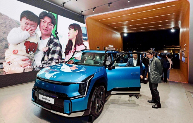 사진은 서울 광화문광장에서 열리고 있는 부산엑스포 유치 기원 행사 ‘광화에서 빛나이다’(3/30~4/3)에 마련된 현대차그룹 전시관 대형 LED 전광판에 현대차그룹이 부산 시민과 함께 만든 부산세계박람회 유치 홍보 영상 '부산 시민들이 초대합니다(Busan citizens invite you all)'가 상영되고 있는 모습.