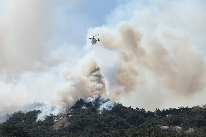 2일 오후 산불이 발생한 서울 종로구 인왕산에서 소방헬기가 진화작업을 펼치고 있다. [사진=연합뉴스]