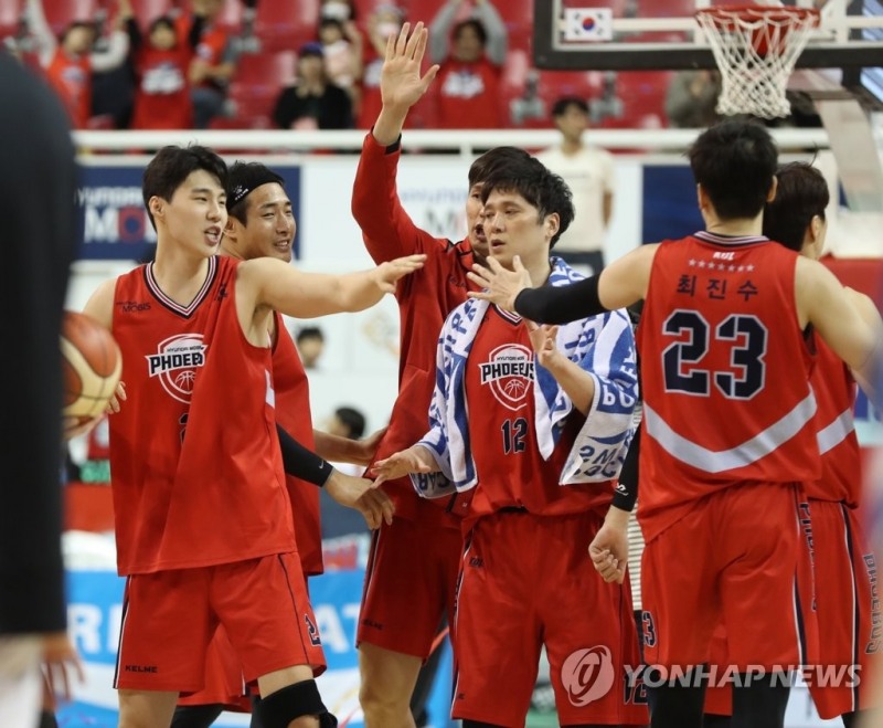 (울산=연합뉴스) 2일 울산 동천체육관에서 열린 2022-2023 SKT 에이닷 프로농구 6강 플레이오프 울산 현대모비스와 고양 캐롯의 1차전에서 승리한 현대모비스 선수들이 기뻐하고 있다.