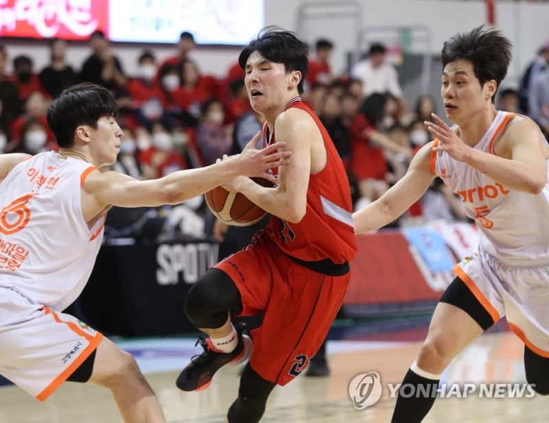 (울산=연합뉴스) 2일 울산 동천체육관에서 열린 2022-2023 SKT 에이닷 프로농구 6강 플레이오프 울산 현대모비스와 고양 캐롯의 1차전에서 현대모비스 김태완이 캐롯 이정현, 한호빈의 수비를 피해 드리블 돌파하고 있다.