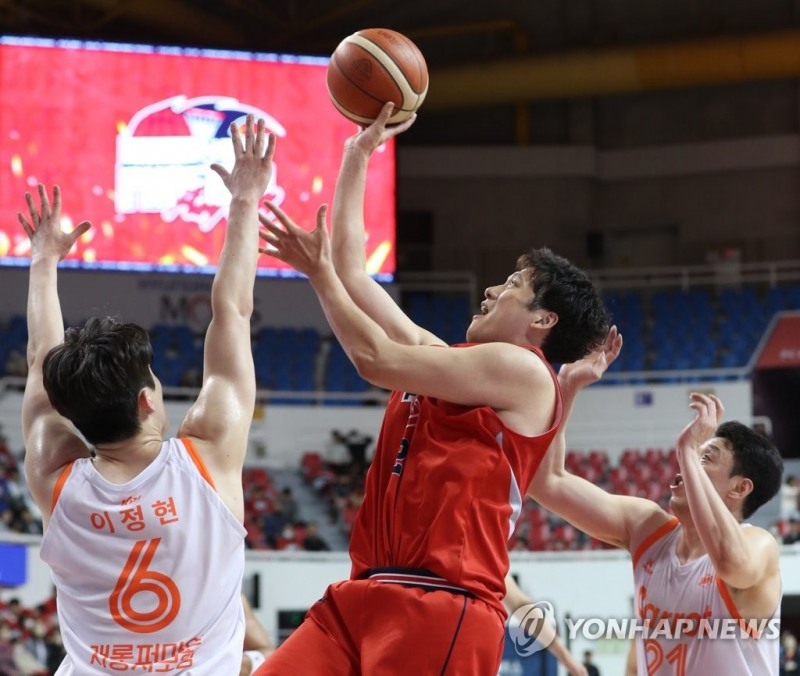 (울산=연합뉴스) 2일 울산 동천체육관에서 열린 2022-2023 SKT 에이닷 프로농구 6강 플레이오프 울산 현대모비스와 고양 캐롯의 1차전에서 현대모비스 함지훈이 캐롯 이정현의 수비를 피해 슛하고 있다.