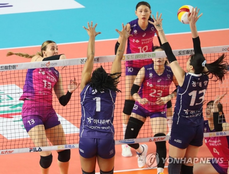 (김천=연합뉴스) 2일 오후 경북 김천실내체육관에서 열린 여자 프로배구 챔피언결정전 3차전 흥국생명 핑크스파이더스와 한국도로공사 하이패스 배구단의 경기. 1세트 양 팀 선수들이 치열한 공방을 벌이고 있다.