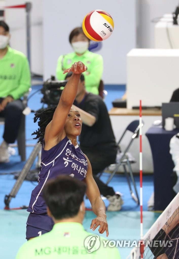 (김천=연합뉴스) 2일 오후 경북 김천실내체육관에서 열린 여자 프로배구 챔피언결정전 3차전 흥국생명 핑크스파이더스와 한국도로공사 하이패스 배구단의 경기. 2세트 한국도로공사 캣벨이 공격을 시도하고 있다.