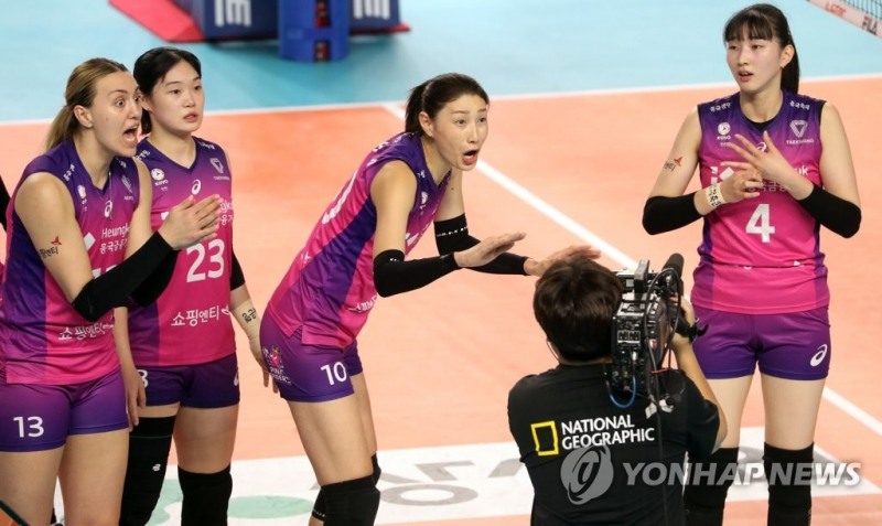 (김천=연합뉴스) 2일 오후 경북 김천실내체육관에서 열린 여자 프로배구 챔피언결정전 3차전 흥국생명 핑크스파이더스와 한국도로공사 하이패스 배구단의 경기. 2세트 흥국생명 김연경이 비디오 판정에 대한 억울함을 호소하고 있다.