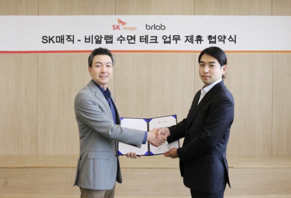 SK매직-비알랩 수면테크 업무제휴 체결식 (좌: 윤요섭 SK매직 대표, 우: 이종민 비알랩 대표) / 제공:SK매직