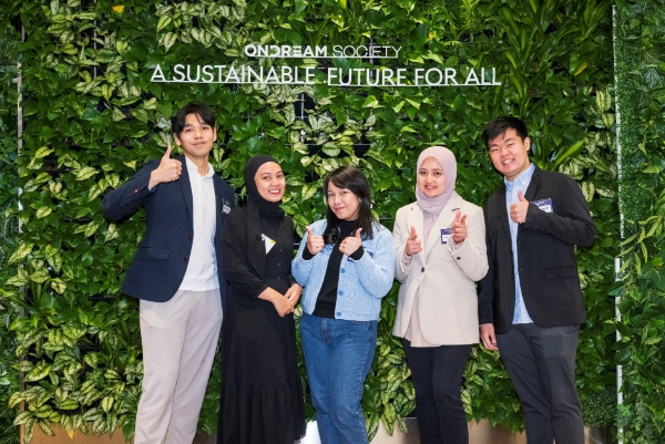 현대차 정몽구 스칼러십 2023년 봄학기에 선발된 장학생들이 장학증서 수여식에 참여하여 사진 촬영을 하고 있다. / 제공:현대차 정몽구 재단