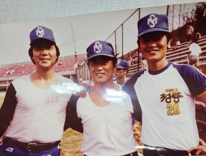 프로야구 원년 MBC청룡 시절의 이광권(가운데)과 이원국(왼쪽) 정순명 선수