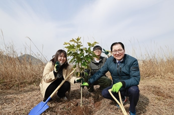 식목일 앞두고 나무 심기 행사 개최 (사진제공 = 완도군)