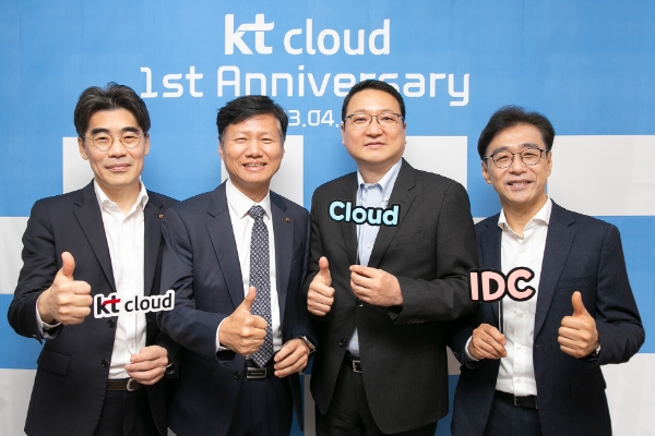 kt cloud 윤동식 대표와 임원들이 창립 1주년 기념촬영을 하는 모습. (왼쪽부터) 황태현 경영기획본부장, 윤동식 대표, 남충범 Cloud본부장, 김승운 IDC 본부장 / 제공:kt cloud