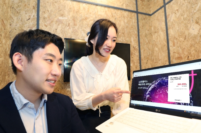 LG유플러스는 ESG 경영의 일환으로 올해부터 배당 조회 서비스를 도입했다고 3일 밝혔다. 사진은 모델들이 온라인 배당 조회 서비스를 이용하고 있는 모습. (사진 = LG유플러스 제공)