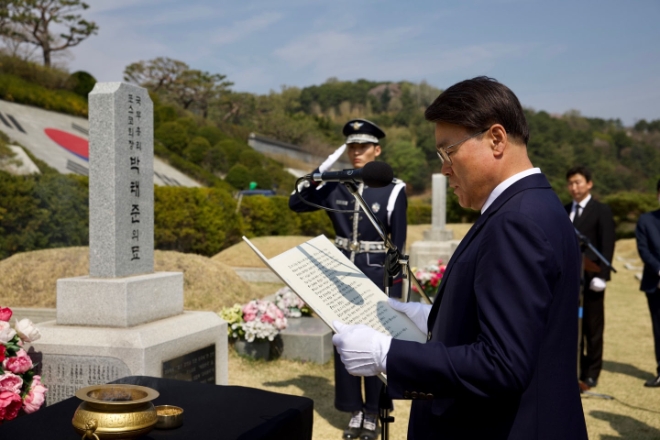 최정우 포스코그룹 회장이 3일 국립서울현충원을 찾아 박태준 초대회장 묘소를 참배하고 있는 모습. (사진 = 포스코그룹 제공)