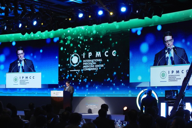 사진=2017 IPMCC에서 발표중인 로버트 하리리(Robert Hariri) 박사