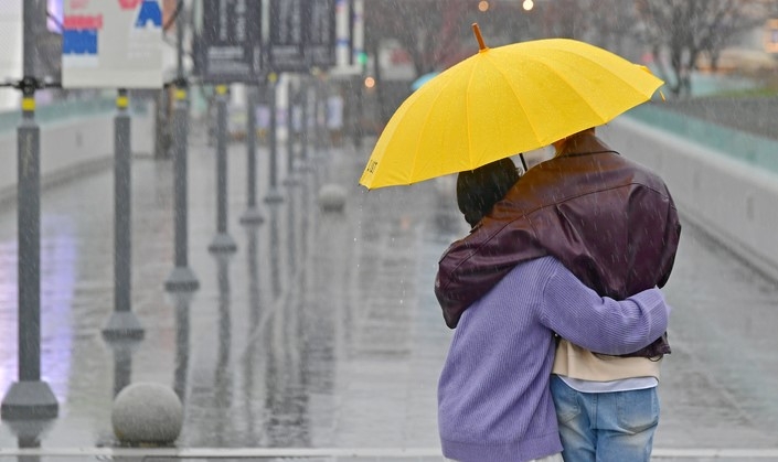 비가 내리는 지난달 12일 오전 광주 동구 5·18민주광장에서 한 연인이 우산을 쓴 채 걷고 있다.