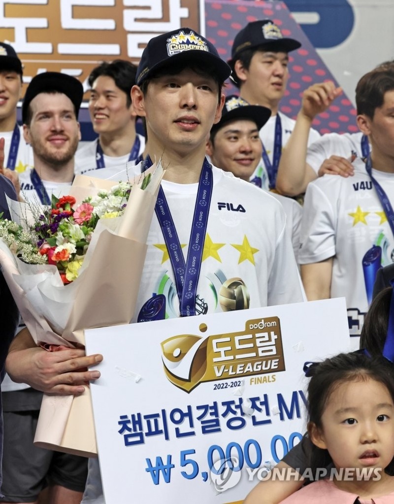 (천안=연합뉴스) 3일 충남 천안 유관순체육관에서 열린 남자프로배구 챔피언결정전 경기에서 MVP를 수상한 대한항공 한선수가 기념사진을 찍고 있다.