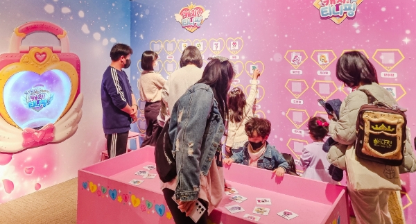 4일 오전,경기도 고양시 일산서구에 위치한 현대백화점 킨텍스점 9층 문화홀에서 고객들이 '알쏭달쏭 캐치! 티니핑 체험전'을 즐기고 있는 모습. / 제공:현대백화점