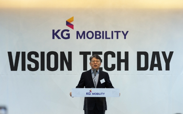 KG 모빌리티가 Vision Tech Day(비전 테크 데이)를 갖고 전동화 기술과 신제품 출시계획 등 모빌리티 기업으로의 도약을 위한 로드맵을 발표했다. 사진은 KG 모빌리티 곽재선 회장이 인사말을 하고 있는 모습. / 제공:KG 모빌리티