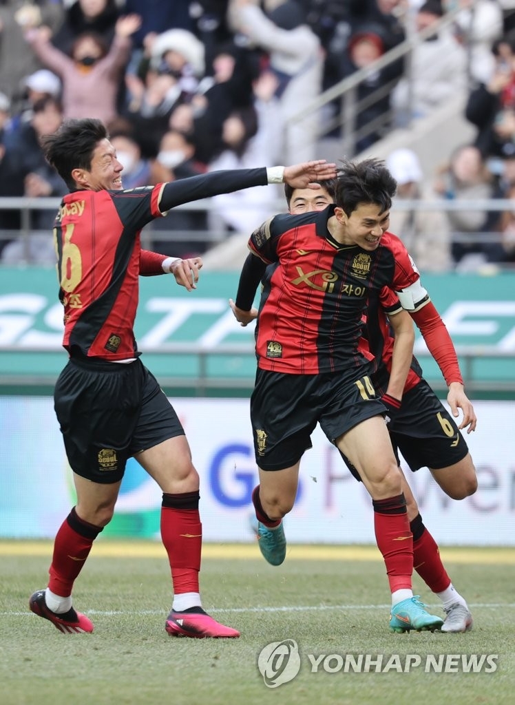 K리그1 FC서울 선수들이 경기하는 모습.
