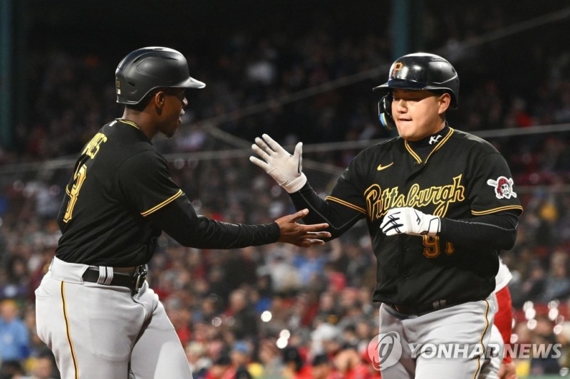 (보스턴 USA투데이스포츠/로이터=연합뉴스) 피츠버그 최지만(오른쪽)이 4일(한국시간) 미국 매사추세츠주 보스턴 펜웨이 파크에서 열린 보스턴 레드삭스와의 방문 경기, 1회 득점한 뒤 동료와 손을 마주치고 있다.