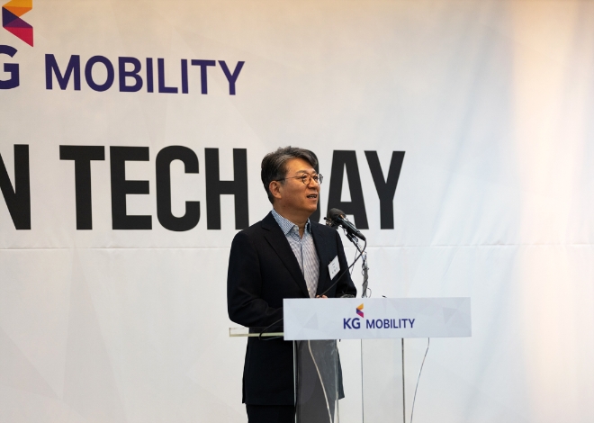 4일 서울모빌리티쇼가 열리는 경기 고양 킨텍스에서 열린 KG 모빌리티 ‘비전 테크 데이’에는 곽재선 회장을 비롯해 정용원 대표이사, 노동조합 선목래 위원장 등이 참석했으며, 기술연구소 주관의 비전 테크 포럼과 함께 질의 응답 시간을 가졌다. 사진은 곽재선 회장이 ‘비전 테크 데이’에서 인사말을 하고 있는 모습. (사진 = KG 모빌리티 제공)