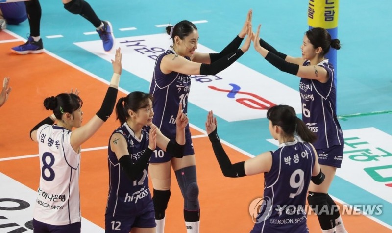 (김천=연합뉴스) 4일 오후 경북 김천실내체육관에서 열린 여자 프로배구 챔피언결정전 4차전 흥국생명 핑크스파이더스와 한국도로공사 하이패스 배구단의 경기. 한국도로공사 선수들이 득점 후 기뻐하고 있다.