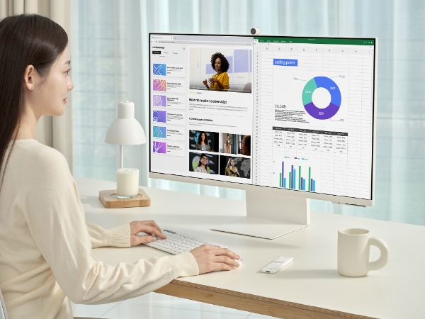 삼성전자 모델이 2023년형 스마트 모니터 M8을 소개하고 있는 모습. / 제공:삼성전자