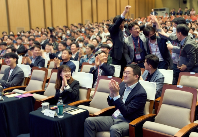 LG는 지난 4일 경기도 이천 LG인화원에서 지난 한 해 동안 제품, 기술, 서비스 등에 대한 혁신으로 고객가치를 창출한 성과를 격려하고 전파하는 ‘2023 LG 어워즈’를 열었다고 5일 밝혔다. 사진은 지4일 경기도 이천 LG인화원에서 열린 LG 어워즈에서 최고상을 수상해 환호하는 LG디스플레이팀에게 구광모 (주)LG 대표(오른쪽 아래)가 축하 박수를 보내고 있는 모습. (사진 = LG 제공)