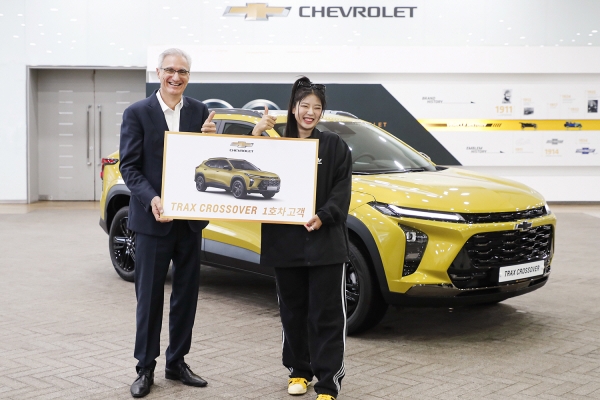 (왼쪽부터) 쉐보레 트랙스 크로스오버 1호차 전달식에서 본격적인 고객 인도 개시를 기념하고 있는 로베르토 렘펠(Roberto Rempel) GM 한국사업장 사장과 트랙스 크로스오버의 1호차 고객 크리에이터 진절미 / 제공:한국GM