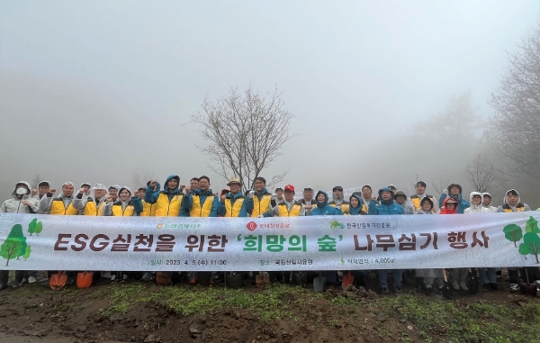 농협경제지주는 5일 경북 영주시 국립산림치유원에서 롯데칠성음료, 한국산림복지진흥원과 함께 'ESG 희망의 숲' 조성을 위한 나무 심기 행사를 열고 단풍나무, 복자기나무 등 총 365그루의 나무를 식재했다.( 앞줄 왼쪽에서 다섯번째부터 심민섭 농협경제지주 마트상품부장, 서인환 롯데칠성음료 GTM부문장, 권영록 한국산림복지진흥원 국립산림치유원장) / 제공:농협