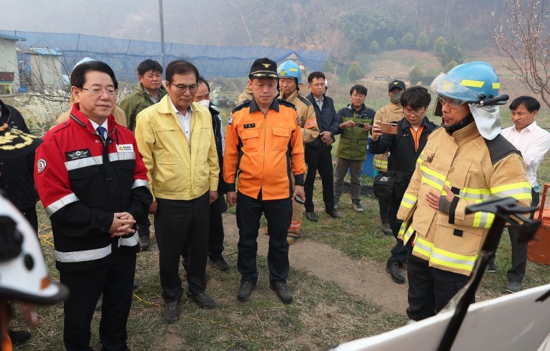 ▲ 사진설명 : 김영록 전남도지사 이상익 함평군수가 신광면 산불 현장에서 산불진화 현황을 보고 받고 있다.
