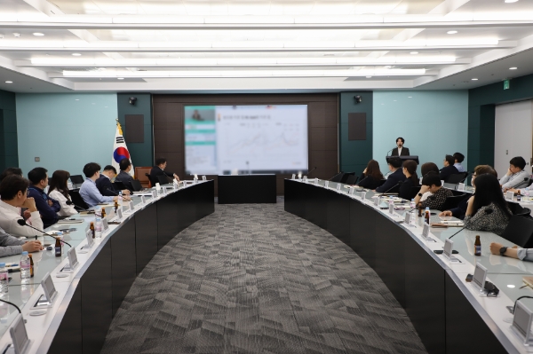 농협 상호금융 및 농축협 임직원들이 글로벌 금융 변동성에 선제적으로 대응하기 위한 '농축협 리스크관리 아카데미'에서 주요 현안에 관해 토의하고 있다.