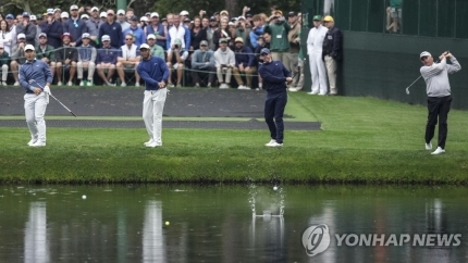 '물 수제비 샷'을 하고 있는 김주형(맨 왼쪽), 타이거 우즈, 로리 맥길로이, 프레드 커플스