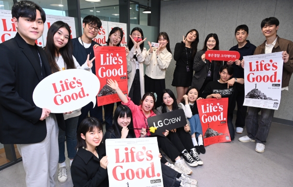 LG전자가 미래 고객인 Z세대 대학생으로 구성된 'LG크루'와 함께 새로운 고객경험을 찾는 여정을 본격 시작했다. 사진은 지난 5일 서울 강남구의 한 공유 오피스에서 진행된 LG크루 오리엔테이션에서 LG크루 16명이 기념사진을 촬영하는 모습. / 제공:LG전자