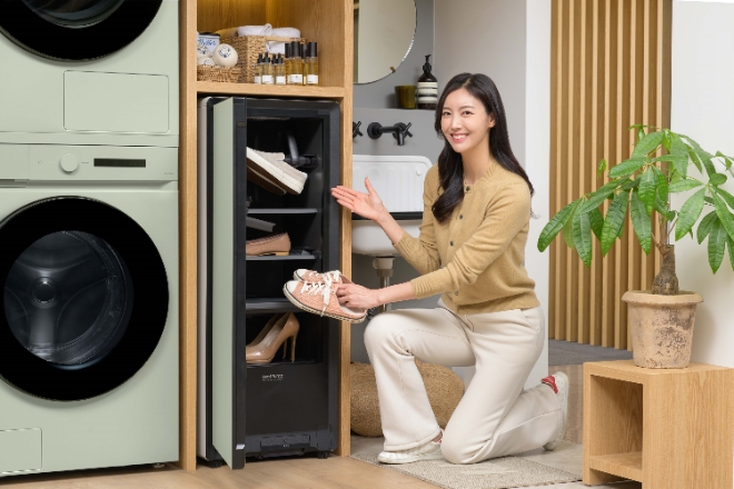 삼성전자는 최대 4켤레까지 한 번에 관리 가능한 2023년형 신발관리기 ‘비스포크 슈드레서’를 6일 출시했다고 밝혔다. 사진은 삼성전자 모델이 경기도 수원시 영통구에 위치한 삼성전자 디지털시티에서 신제품 비스포크 슈드레서를 선보이고 있는 모습. (사진 = 삼성전자 제공)