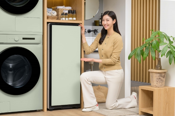 삼성전자 모델이 경기도 수원시 영통구에 위치한 삼성전자 디지털시티에서 신제품 비스포크 슈드레서를 선보이고 있다. / 제공:삼성전자