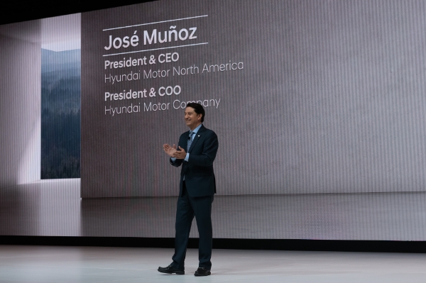  5일(현지시각) 미국 뉴욕 제이콥 재비츠 컨벤션 센터(Jacob Javits Convention Center)에서 열린 〈2023 뉴욕 국제 오토쇼(2023 New York International Auto Show)〉에서 호세 무뇨스(José Muñoz) 글로벌최고운영책임자(COO) 겸 북미권역본부장(사장)이 ‘디 올 뉴 코나’를 소개하고 있다.