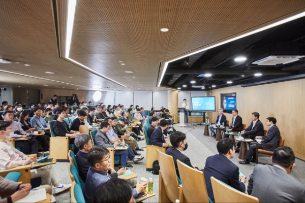 5일 오후 서울 종로구 타운홀 미팅에서 경영진이 구성원들과 대화를 나누고 있다. (왼쪽부터 진교원 COO 사장, 최재원 수석부회장, 지동섭 CEO, 최영찬 경영지원총괄 사장) / 제공:SK온