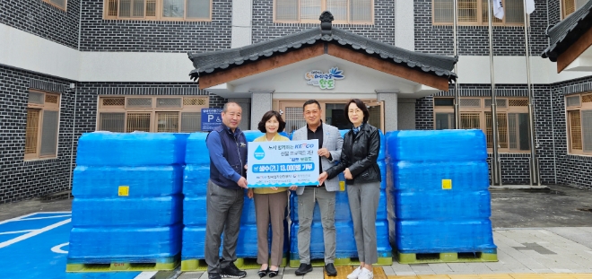 피켓들고 서있는 김정진 노조위원장(왼쪽에서 첫번째)과 박지영 경영지원처장(왼쪽에서 네번째)