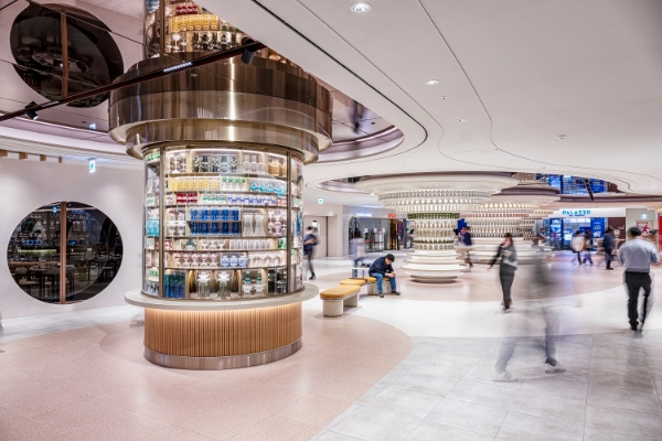 스타필드 코엑스몰에 공간 리뉴얼을 진행, 지식, 휴식, 미식 3박자를 고루 즐길 수 있는 공간으로 거듭난다. ‘고메스트리트’는 다채로운 미식 브랜드 20개가 밀집한 T자 형태 거리로, 격식 있는 정통 다이닝부터 캐주얼 다이닝까지 폭넓은 F&B(식음료) 브랜드들을 엄선했다. 사진은 스타필드 코엑스몰 ‘고메스트리트’ 전경. / 제공:신세계프라퍼티