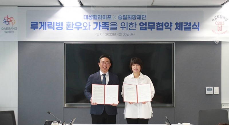 (왼쪽부터) 이승환 대상웰라이프㈜ 이사와 박성자 승일희망재단 상임이사