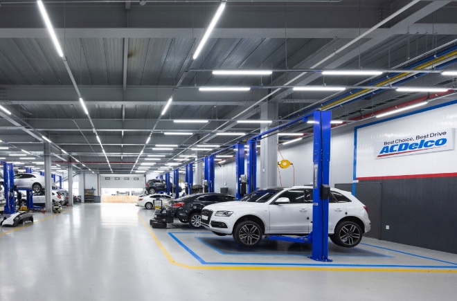 애프터마켓 부품 및 서비스 브랜드 ‘에이씨델코’는 럭셔리 수입차 고객의 소모품 교환과 경정비 편의성을 높이고, 프리미엄 고객 서비스를 제공하기 위해 콜센터를 오픈했다고 6일 밝혔다. 사진은 에이씨델코 표준 서비스 센터로 단장한 경기도 안양의 에이씨델코 평촌 서비스센터의 내부의 모습. (사진 = 에이씨델코 제공)