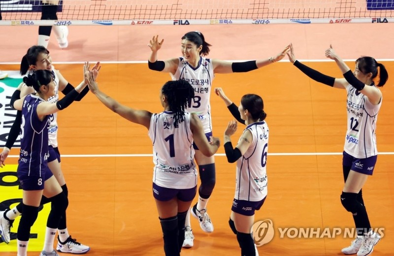 (인천=연합뉴스) 6일 인천 삼산월드체육관에서 열린 여자프로배구 챔피언결정전 흥국생명 핑크스파이더스와 한국도로공사 하이패스배구단의 5차전 경기. 1세트 한국도로공사 선수들이 득점한 뒤 기뻐하고 있다.