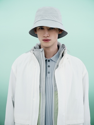 DKNY 남성 2023 캡슐 컬렉션 '스포티 미드넥 바람막이 아우터'