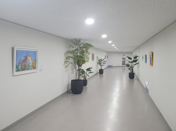 장애인예술품 전시사진_지하3층 출입통로 / 제공:경기도