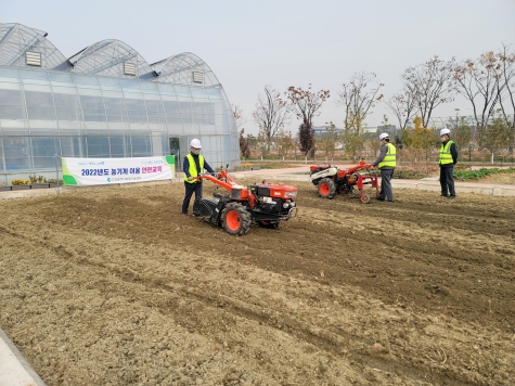 경운기 운용 실습을 하고 있는 모습 / 제공:인천시