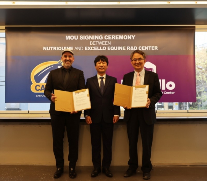엑셀로이콰인R&D센터와 카발로 운영사인 뉴트리퀸社가 MOU를 체결하고 기념 촬영 중이다. (좌)뉴트리퀸社 톰 베르스프릴 스페셜리스트, (중)신중선 엑셀로 원장, (우)이학림 엑셀로이콰인R&D센터 대표이사