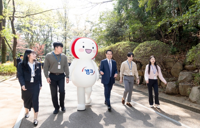 권남주 캠코 사장(사진 오른쪽에서 세 번째)이 직원들과 캠코 창립 61주년을 맞이해 걸음 기부 캠페인에 참여하고 있다.