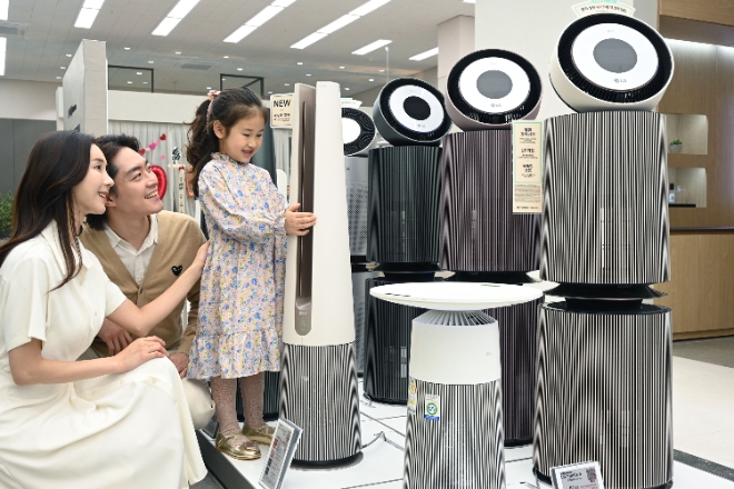 LG전자는 4월을 맞아 ‘LG클린UP 페스티벌’, ‘3대 가사 해방 가전 프로모션’ 등 다양한 행사를 내달 초까지 운영한다고 7일 밝혔다. 사진은 인천 서구에 위치한 LG 베스트샵 검단점에서 모델들이 'LG클린UP 페스티벌' 행사 제품을 살펴보고 있는 모습. (사진 = LG전자 제공)